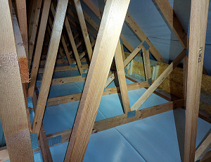 Zateplení stropu novostavby rodinného domu pomocí foukané izolace